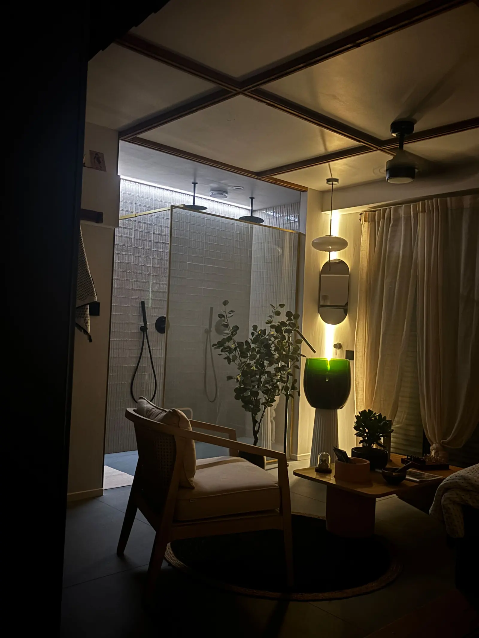 La douche double d’Ofuro Futari, carrelage clair, plantes et lumière chaude