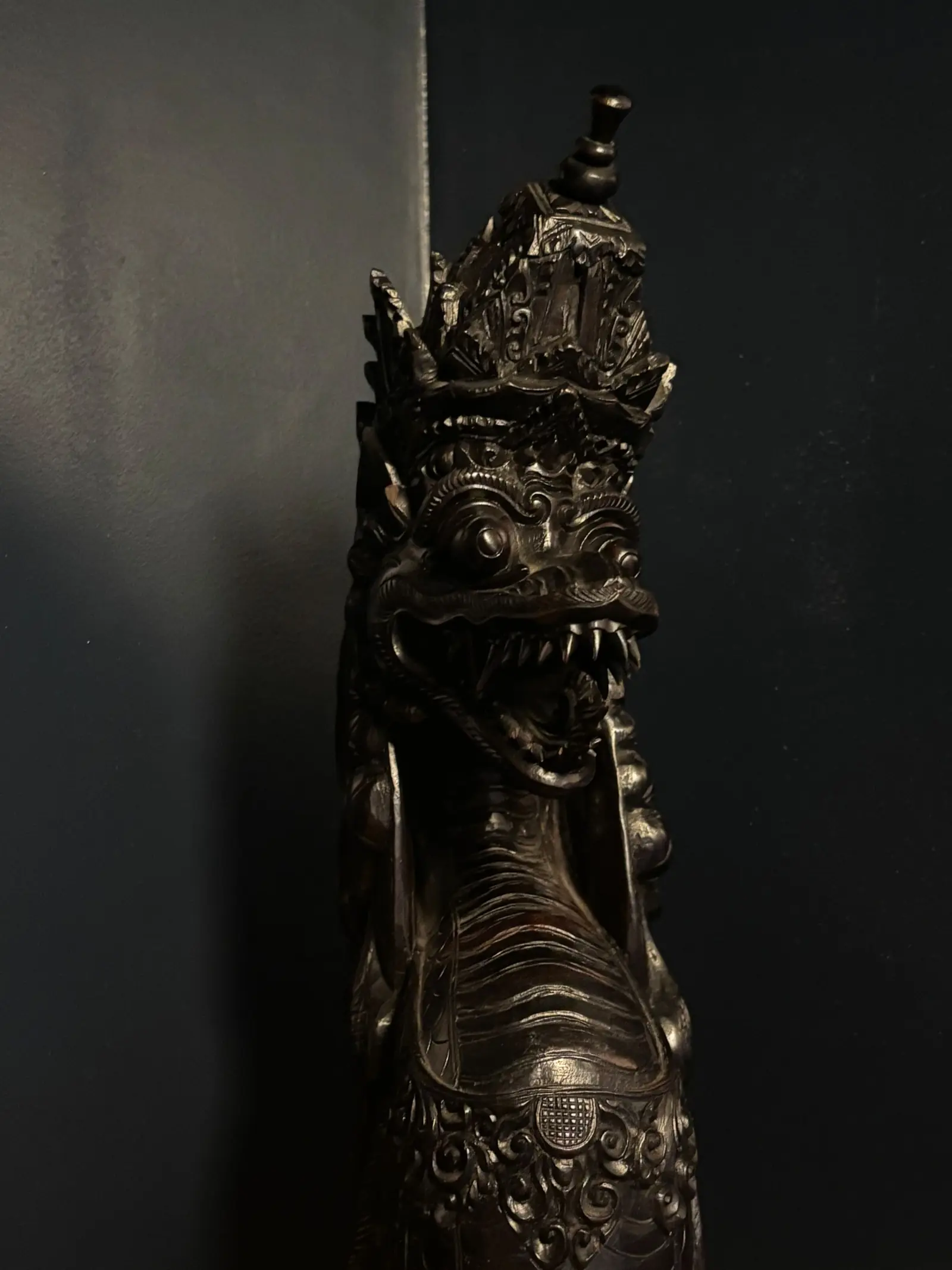 Sculpture de dragon en bois sombre, chinée au Japon