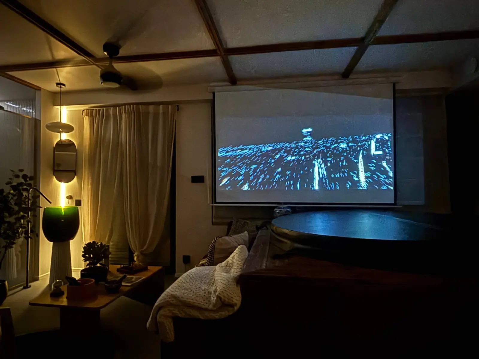 Le vidéoprojecteur allumé face au bain, film projeté sur le grand écran